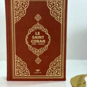 Voici un coran traduit de l’arabe au français. Ses  pages reflètent l’or.